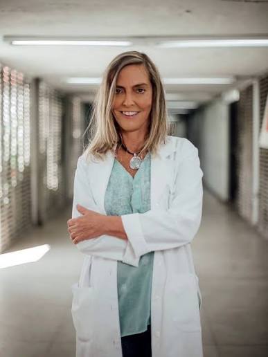 Tatiana Lobo Coelho de Sampaio é uma renomada bióloga, cientista clínica e professora associada da Universidade Federal do Rio de Janeiro (UFRJ) (Foto: Redes sociais) Tatiana Lobo Coelho de Sampaio é uma renomada bióloga, cientista clínica e professora associada da Universidade Federal do Rio de Janeiro (UFRJ) (Foto: Redes sociais)