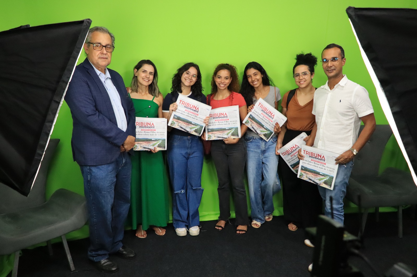 Turma do Laboratório de Mídia Impressa conheceu a redação, ouviu relatos de profissionais e acompanhou de perto a rotina de produção jornalística (Foto: Edilson Omena) Turma do Laboratório de Mídia Impressa conheceu a redação, ouviu relatos de profissionais e acompanhou de perto a rotina de produção jornalística (Foto: Edilson Omena)